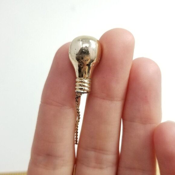 Vintage Little Lightbulb Pin Brooch, SIlver Tone, Novelty jewelry Retro Estate - Picture 5 of 5